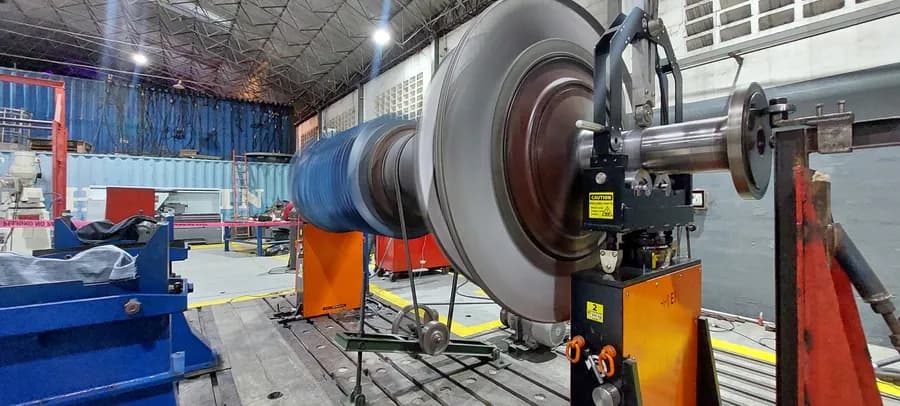 Rotor de turbina montado en máquina balanceadora en taller de Orbit, Venezuela