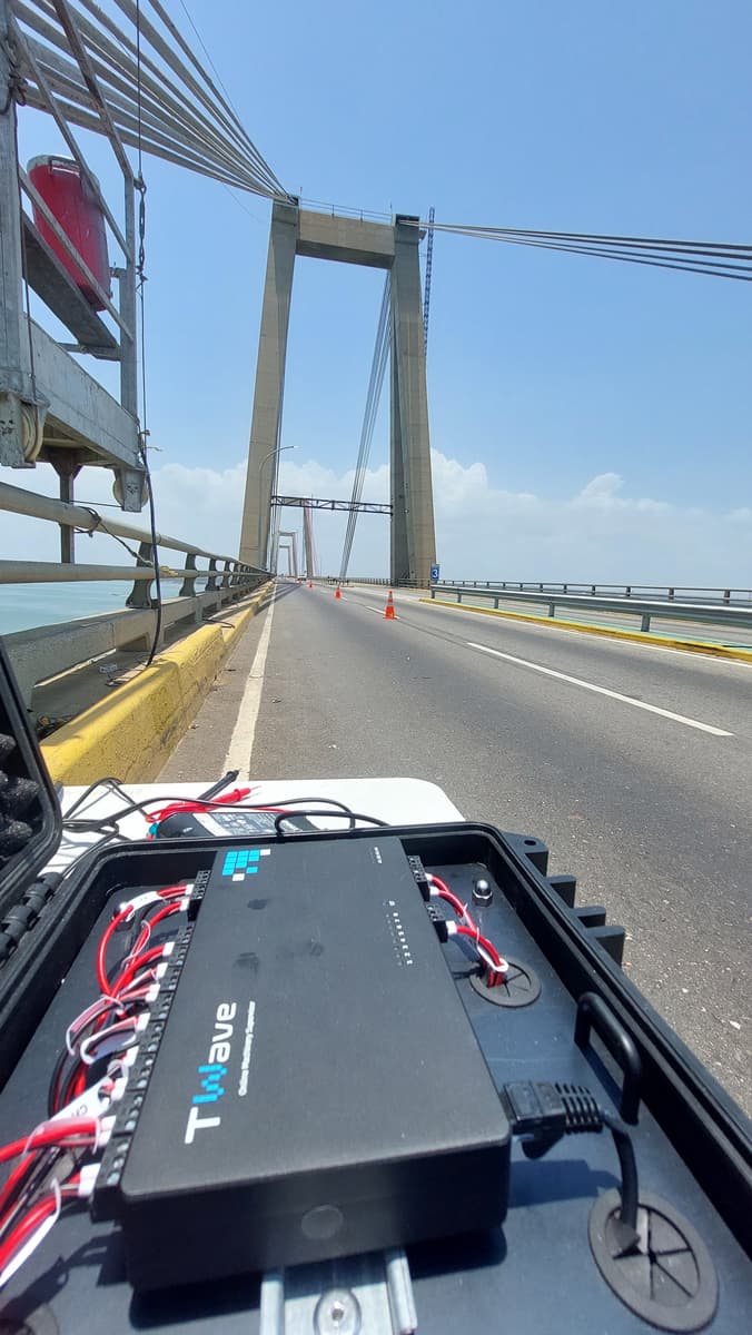 Equipo de medición inalámbrico instalado en el Puente General Rafael Urdaneta, sobre el Lago de Maracaibo